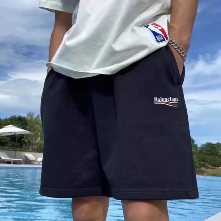 BALENCIAGA巴黎世家POLITICAL CAMPAIGN波浪可樂標字母刺繡短褲五分褲